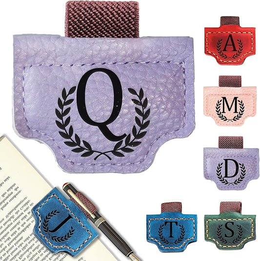 Personalized Bygone Mark Bookmark with Pen Holder, Leather Magnetic Bookmark 26 Letters Name Initial Bookmarks for Readers, Book Lover Gifts for Women Men Notebook Accessories (Purple, Q)